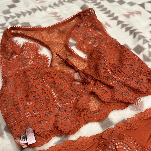 NWTs matching VS lingerie set bra panty size XS - Picture 4 of 6